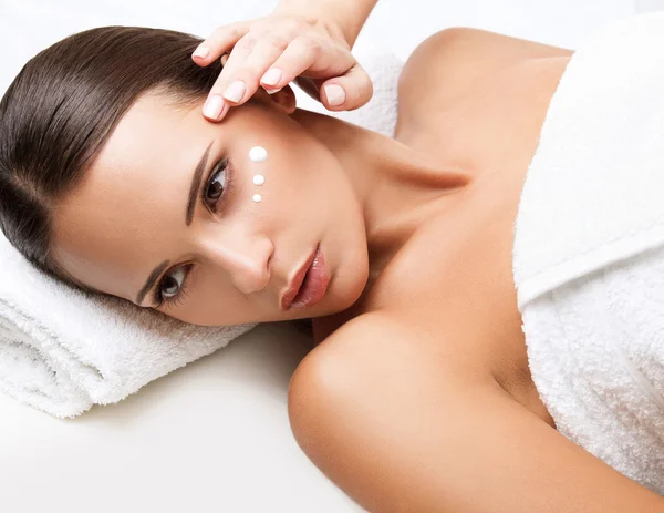 Close-up of a Young Woman Getting Spa Treatment. Cosmetic Cream — Stock Photo, Image