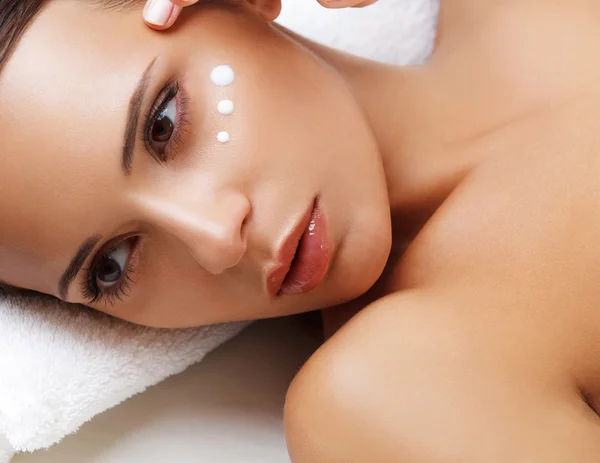 Gros plan d'une jeune femme recevant un traitement spa. Crème cosmétique — Photo