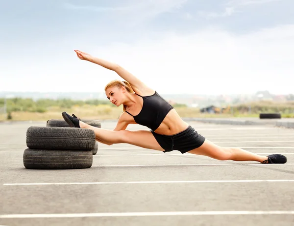 Porträtt av ung sportig kvinna göra stretching motion. — Stockfoto