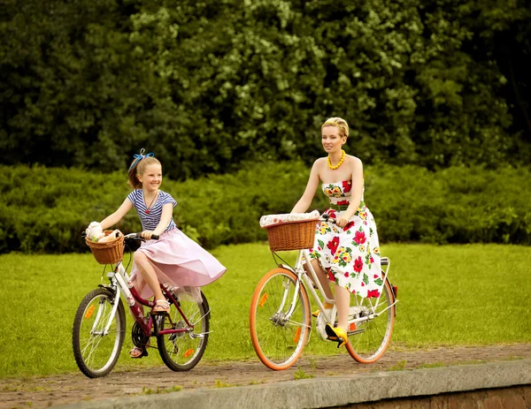 Mother Daughter Riding Bicycles — Stock Photo, Image
