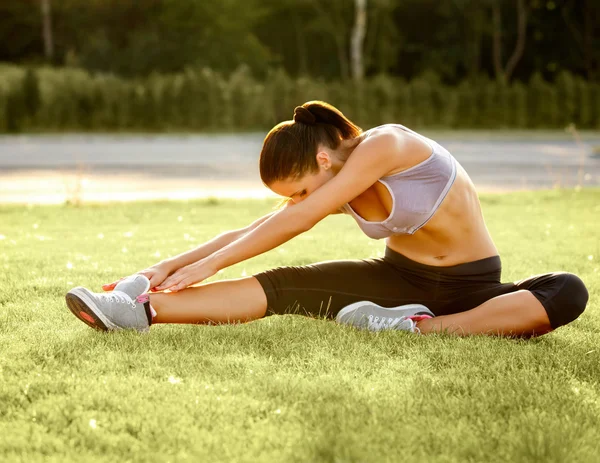 Retrato de una joven deportista haciendo ejercicio de estiramiento . — Foto de Stock
