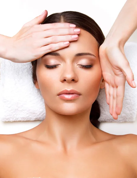 Masaje facial. Primer plano de una mujer joven recibiendo tratamiento de spa . — Foto de Stock