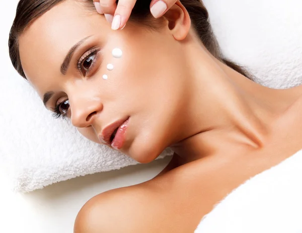Close-up of a Young Woman Getting Spa Treatment. Cosmetic Cream — Stock Photo, Image