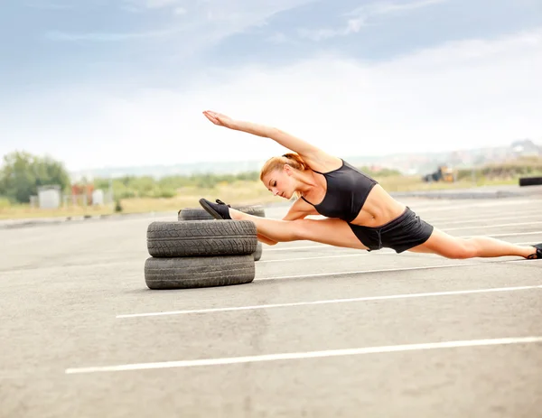 Portret młodej kobiety sportowy robi ćwiczenia rozciągające. — Zdjęcie stockowe