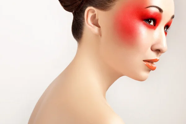 Piękna kobieta z czerwony makijaż i czerwone usta. makijaż moda — Zdjęcie stockowe