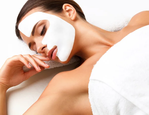 Massage du visage. Gros plan d'une jeune femme recevant un traitement spa . — Photo