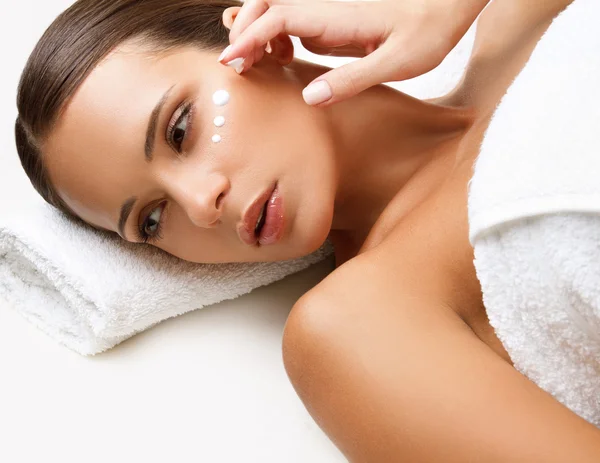 Massagem facial. Close-up de uma jovem mulher recebendo tratamento de spa . — Fotografia de Stock