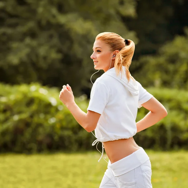 Atletische training in een park voor marathon loper. — Stockfoto