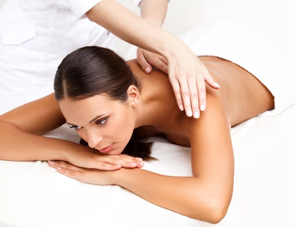 Masaż. bliska piękne kobiety coraz leczenia uzdrowiskowego — Zdjęcie stockowe