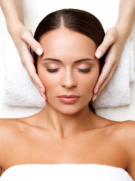 Face Massage. Close-up of a Young Woman Getting Spa Treatment. — Stock Photo, Image