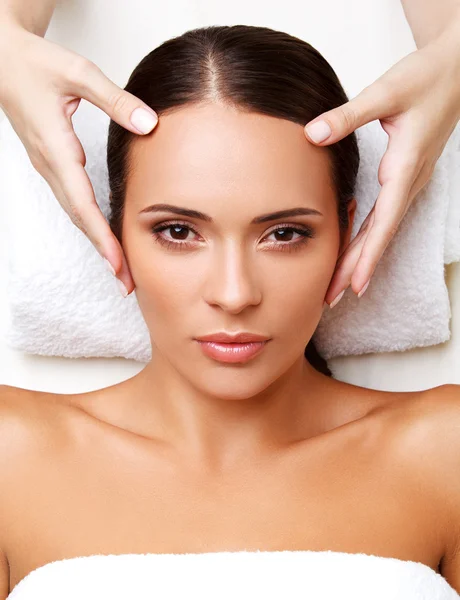 Face Massage. Close-up of a Young Woman Getting Spa Treatment. — Stock Photo, Image