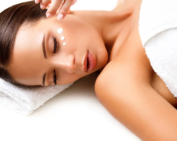 Close-up of a Young Woman Getting Spa Treatment. Cosmetic Cream — Stock Photo, Image