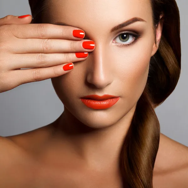 Schöne Frau mit roten Nägeln. Make-up und Maniküre. rote Lippen — Stockfoto