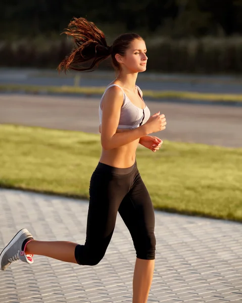 Entrenamiento de Corredor Atlético en un parque para Maratón . — Foto de Stock