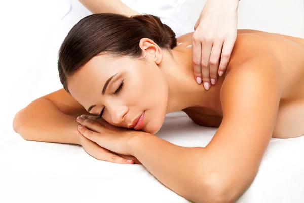 Massage. närbild av en vacker kvinna att få spa-behandling — Stockfoto