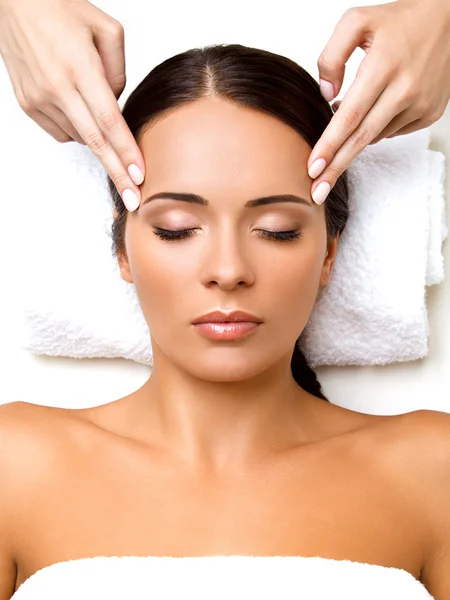 Masaje facial. Primer plano de una mujer joven recibiendo tratamiento de spa . —  Fotos de Stock
