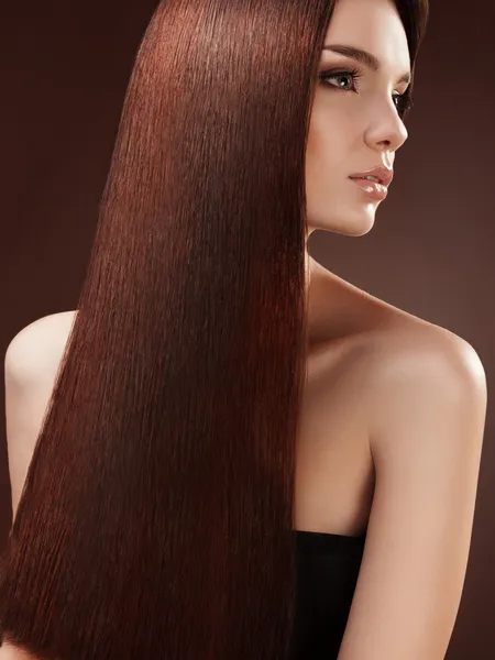Braune Haare. Porträt einer schönen Frau mit langen Haaren. — Stockfoto