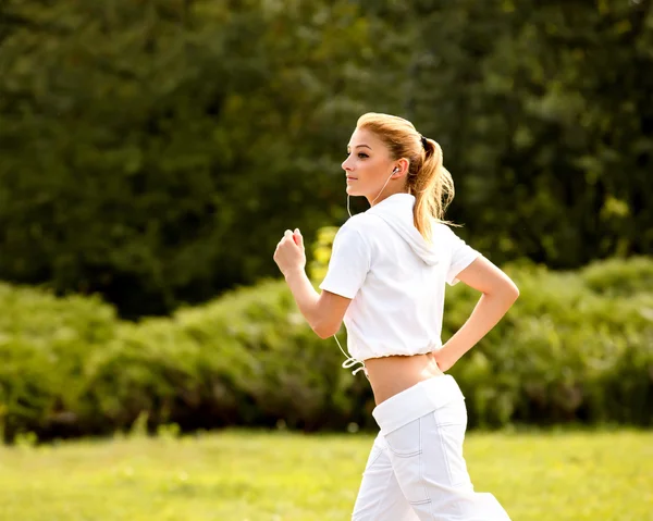 Entrenamiento de Corredor Atlético en un parque para Maratón. Chica de fitness —  Fotos de Stock