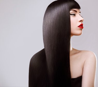 saç. sağlıklı uzun saçlı güzel bir kadın. Kırmızı dudaklar