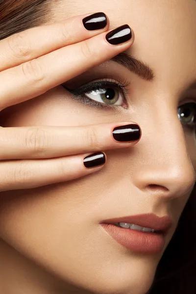 Mulher bonita com unhas pretas. Maquiagem e Manicure . — Fotografia de Stock