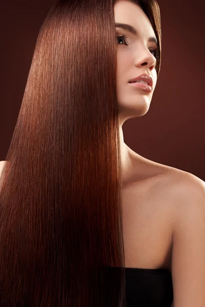 Cabello castaño. Retrato de mujer hermosa con el pelo largo . —  Fotos de Stock