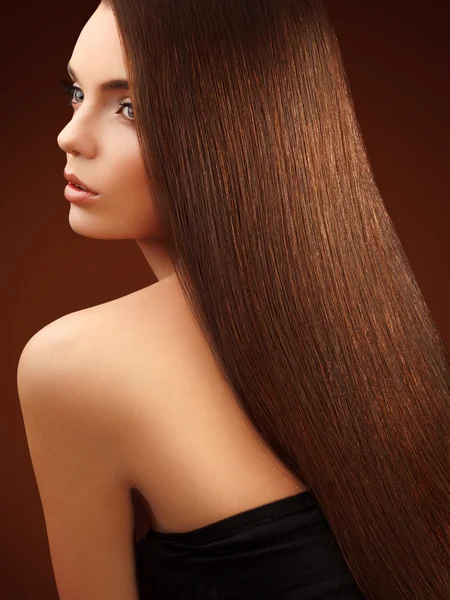 Brązowe włosy. portret piękna kobieta z długimi włosami. — Zdjęcie stockowe
