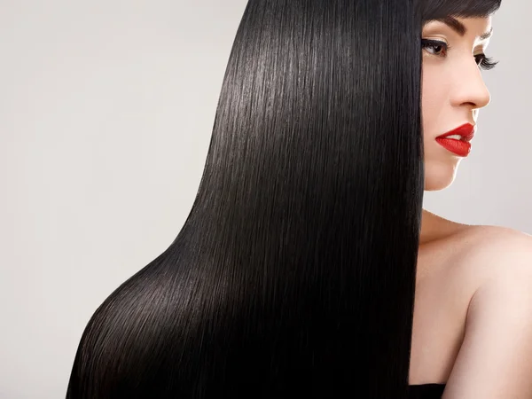 Cheveux. belle femme avec des cheveux longs en bonne santé. lèvres rouges — ストック写真