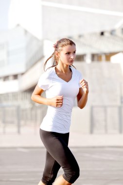 atletik runner Maratonu için bir parkta eğitim. Fitness kız