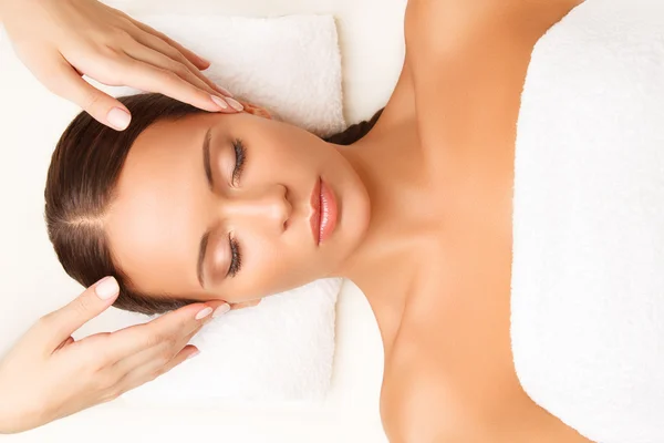 Face Massage. Close-up of a Young Woman Getting Spa Treatment. — Stock Photo, Image