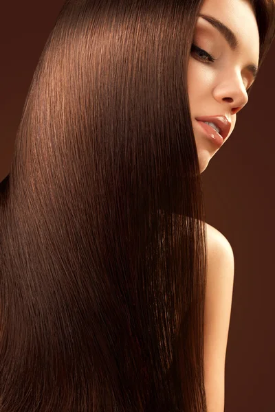 Barna haj. portré a gyönyörű nő, hosszú haj. magas minőségű kép. — Stock Fotó