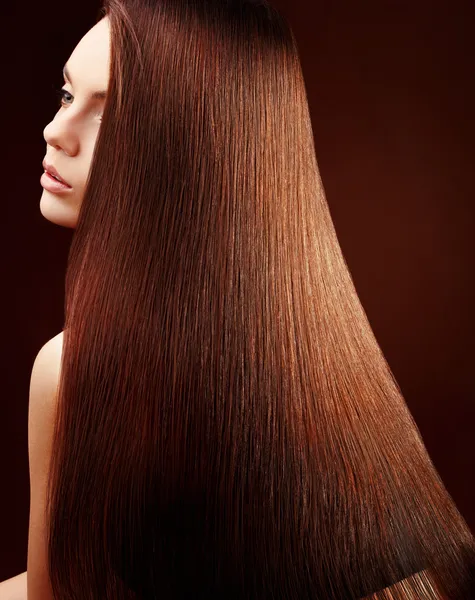 Cabello castaño. Retrato de una hermosa mujer con el pelo largo. Imagen de alta calidad . — Foto de Stock