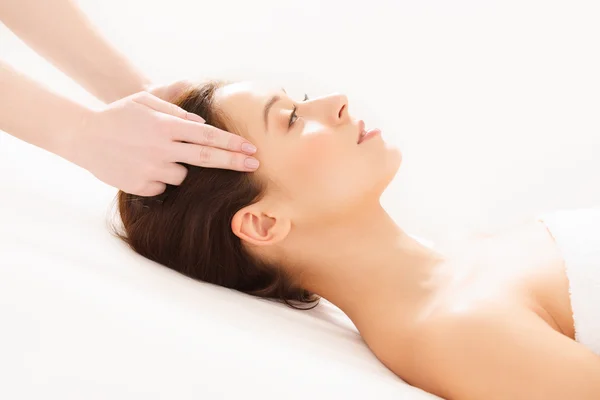 Face Massage. Close-up of a Young Woman Getting Spa Treatment. High quality image. — Stock Photo, Image