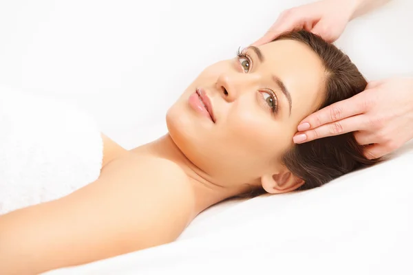 Gezicht massage. Close-up van een jonge vrouw spabehandeling krijgt. hoge kwaliteit beeld. — Stockfoto