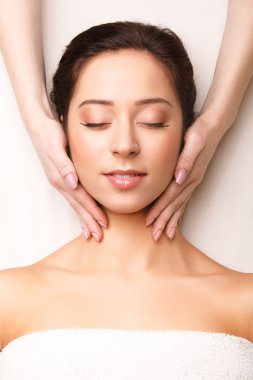 yüz masajı. kaplıca tedavisi alma genç bir kadının yakın çekim.