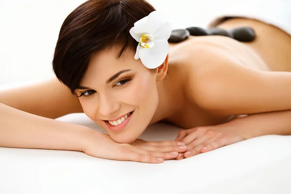 Spa Woman. Beautiful Woman Getting Hot Stones Massage in Spa Salon — Stock Photo, Image