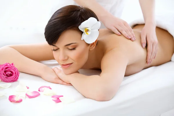 Mujer Spa. Primer plano de una hermosa mujer recibiendo tratamiento de spa . — Foto de Stock