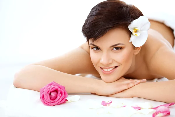 Beautiful Woman in Spa Salon Gets Relaxing Treatment. High quality image — Stock Photo, Image