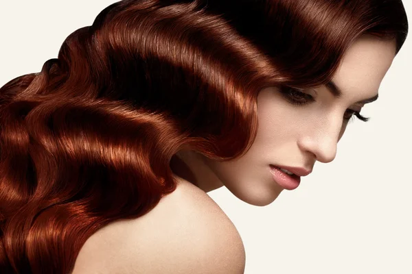 Barna haj. gyönyörű nő, hosszú hullámos haj portréja. — Stock Fotó