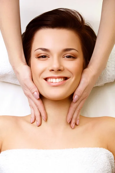 Masaje facial. Primer plano de una mujer joven recibiendo tratamiento de spa. Imagen de alta calidad . — Foto de Stock