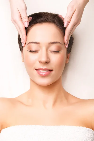 Face Massage. Close-up of a Young Woman Getting Spa Treatment. — Stock Photo, Image