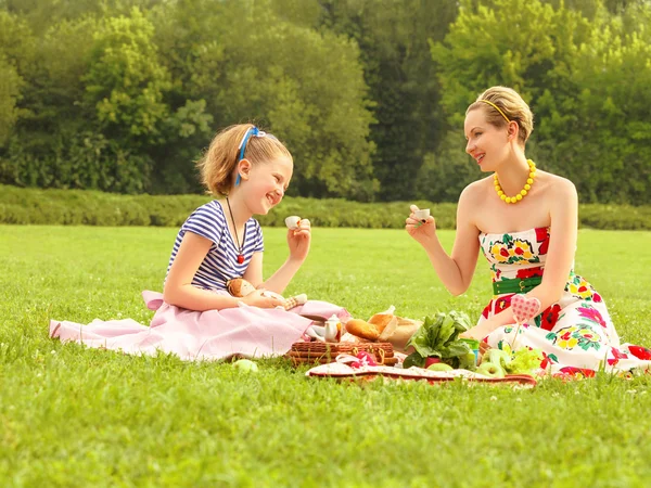 Gelukkige familie. een jonge moeder en meisje spelen — Stockfoto