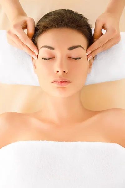 Face Massage. Close-up of a Young Woman Getting Spa Treatment. — Stock Photo, Image