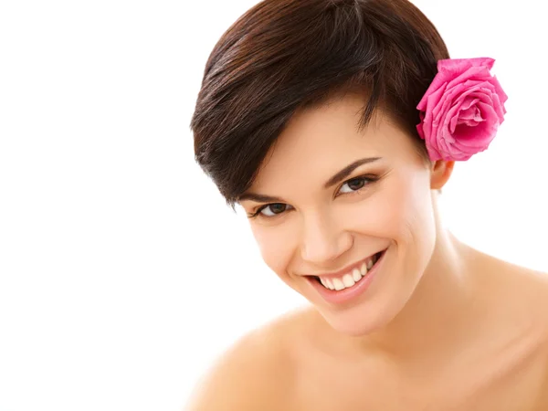 Mujer Spa. Retrato de una joven sonriente con flor —  Fotos de Stock