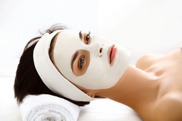 Krásná žena s kosmetické masky na obličej. dívka dostane léčby — Stock fotografie