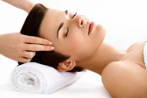 Masaje facial. Hermosa mujer recibiendo tratamiento en el salón de spa —  Fotos de Stock