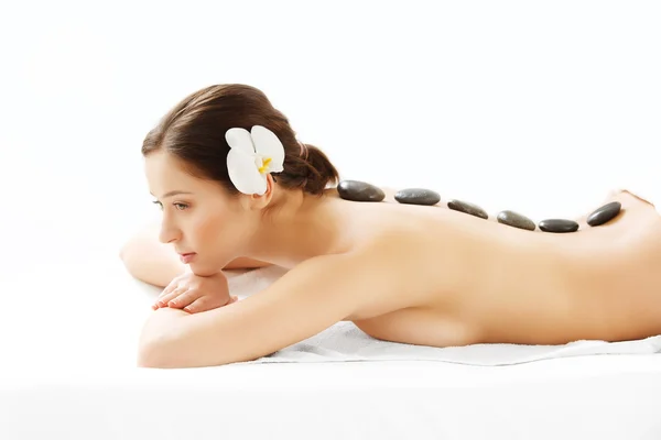 Vrouw krijgen spa hete stenen massage — Stockfoto