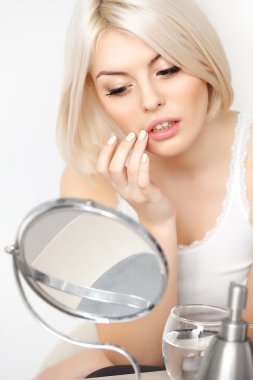 kadın aynanın yüzüne bakarak