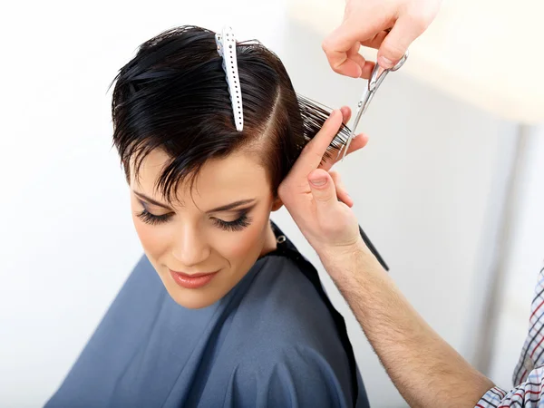 Friseur schneidet Kundin die Haare — Stockfoto