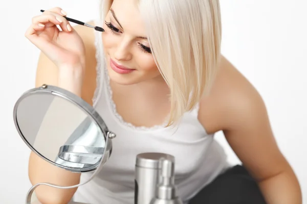 Woman applying Mascara on Eyelashes — Stock Photo, Image