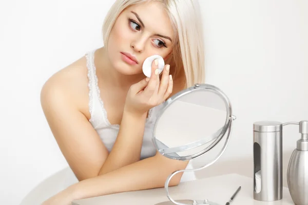 Mujer haciendo maquillaje diario —  Fotos de Stock